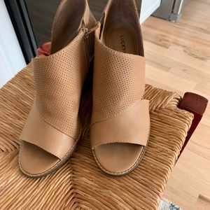 ISO lucky brand jedrek wedge sandal in stone